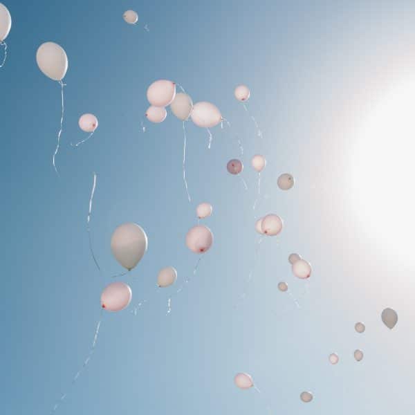 Luftballons steigen in Himmel