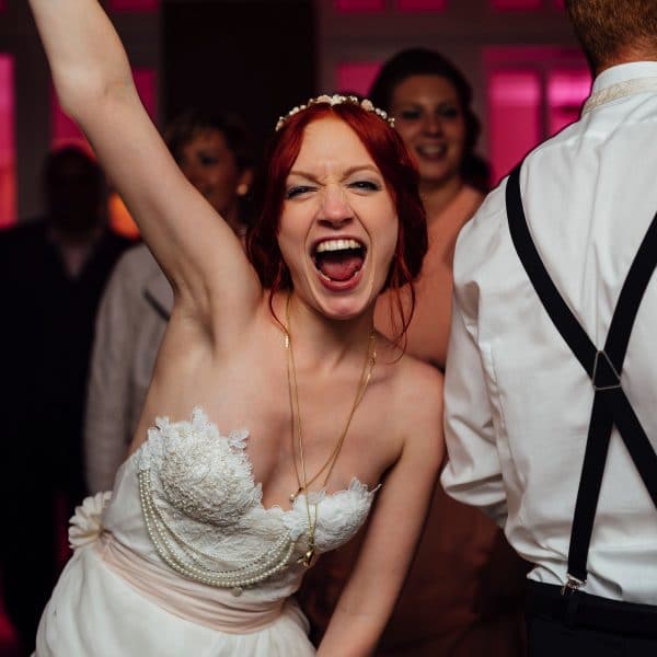 Braut hat Spaß beim Tanzen